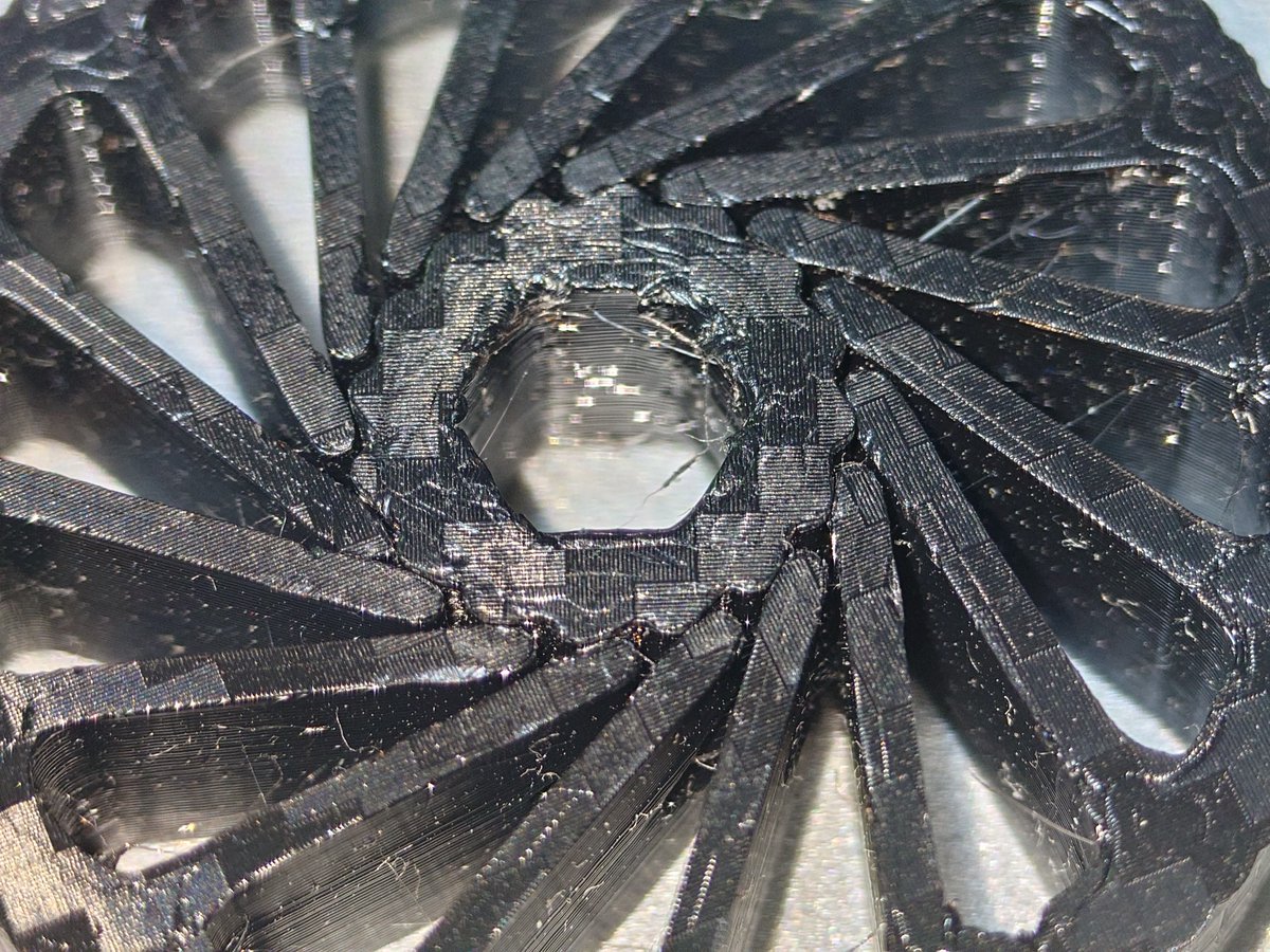 alpaca7's tweet image. FDM方式3dプリンター向け設計Tips
・完全な角(かど)は印刷できない
データ上は角を作ることは可能だけど、スライスするとノズル径の影響(画像の例では0.4mm)で角の部分はノズル径程度の曲率に丸められてしまう。
画像ではラチェットを設計したけど角の丸めの影響のためラチェットとして機能しない。
続