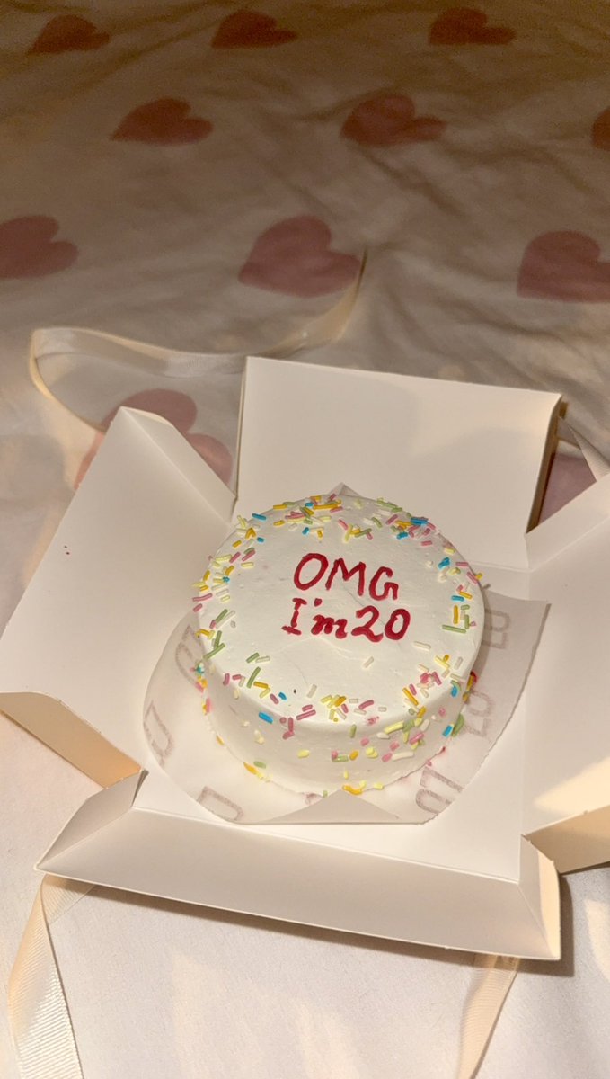 rwk7i's tweet photo. I’m not 19 anymore 🎈 https://t.co/Y8BGg9aPMj