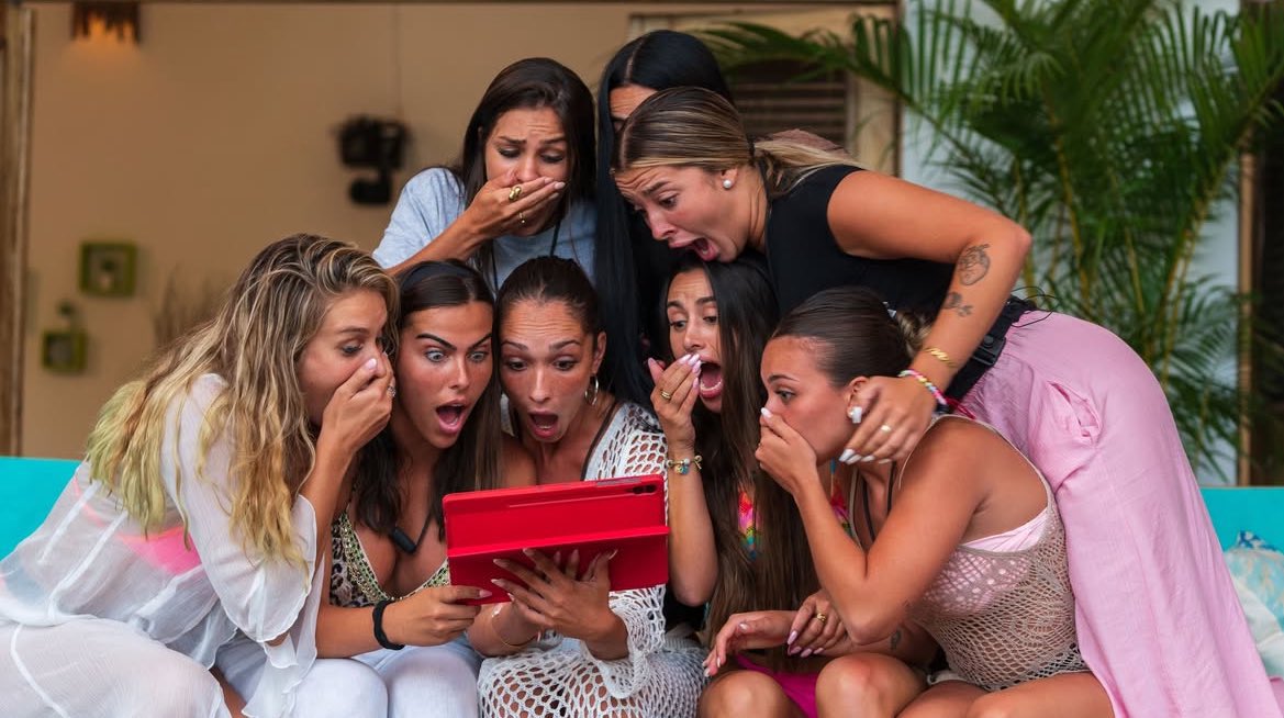 Esas son mi cara cada vez que salgo del super y me pongo a mirar cuanto ha costado cada producto 

#LaIslaDeLasTentaciones8