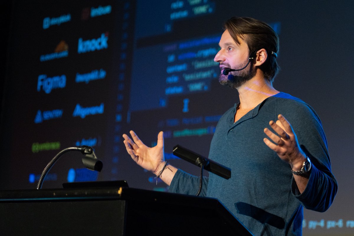 ReactSummit's tweet image. .@samselikoff on the #ReactSummitUS stage💚