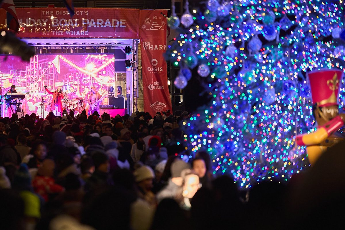 TheWharfDC's tweet image. Unlock your holiday era at #TheWharfDC 🔓❤️

The Holiday Boat Parade and Party returns on Saturday, Dec 6! Warm up with hot toddies, dance to live music, sing holiday karaoke, see the festive boats, and more.