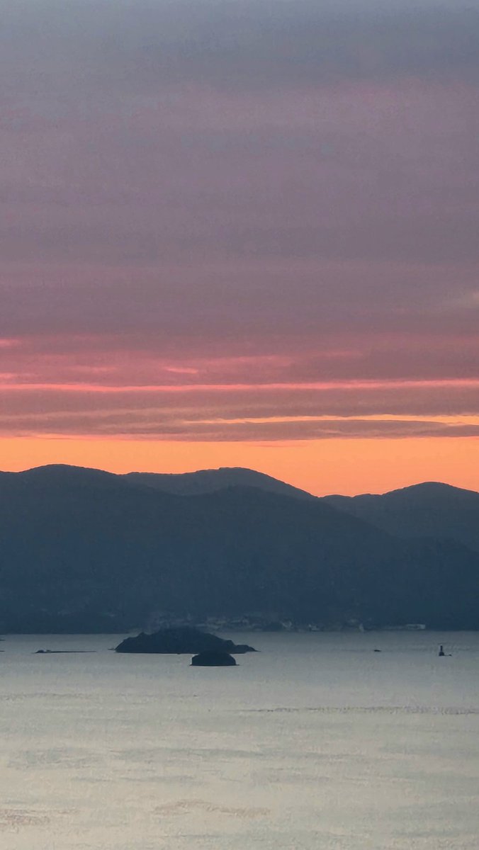 굿모닝

날이 추우니

자꾸 일어나는 시간이

늦어지네😱