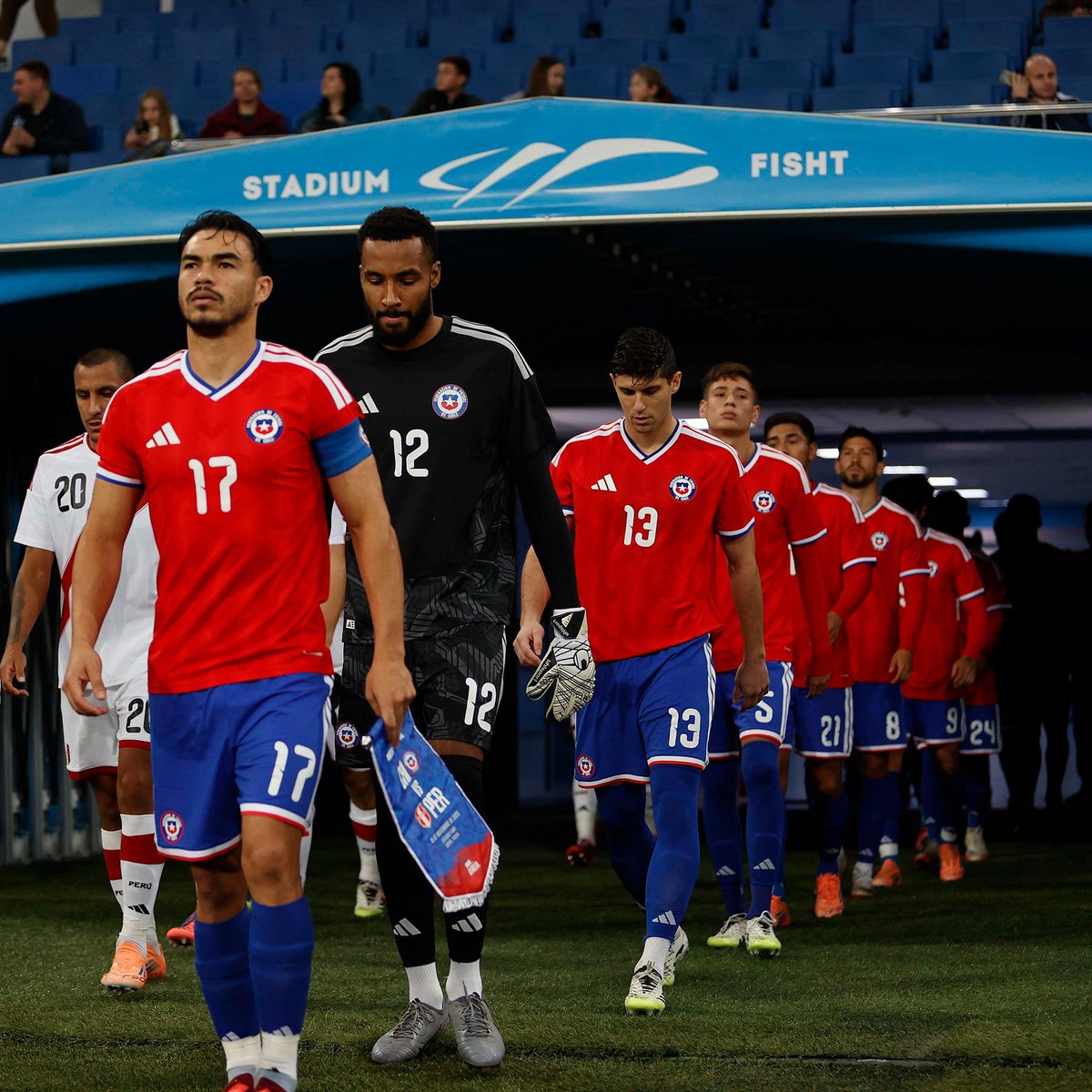 🌏 SUAZO fue una vez más titular y capitán en el partido disputado ante Perú que acabó con victoria chilena por 2-1 en un amistoso disputado en Sochi, Rusia. 

Chile jugó gran parte del partido con uno menos, remontando el partido.