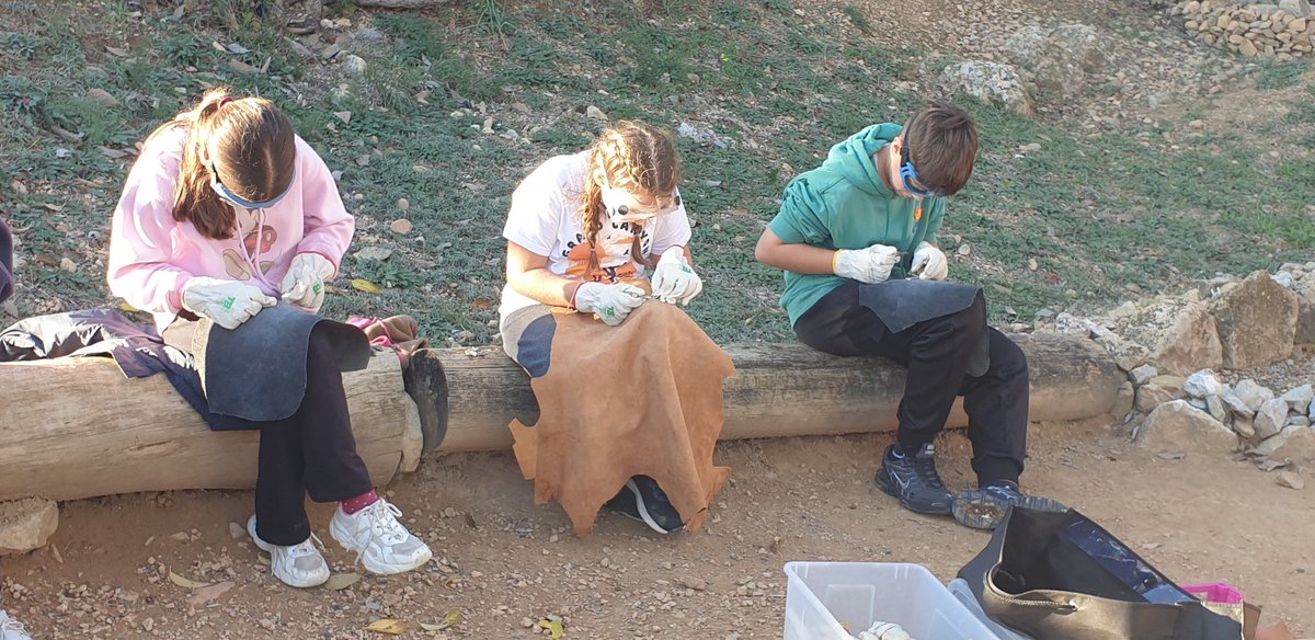 Ja està a Sant Llorenç de Montgai el primer grup de 1r d'ESO de l'Institut Sant Quirze de Sant Quirze del Vallès.  Avui recreant el procés tecnològic de fabricació d'eines de sílex . #cdanoguera #aprendreambelscampsientorns #didacticadelaprehistoria