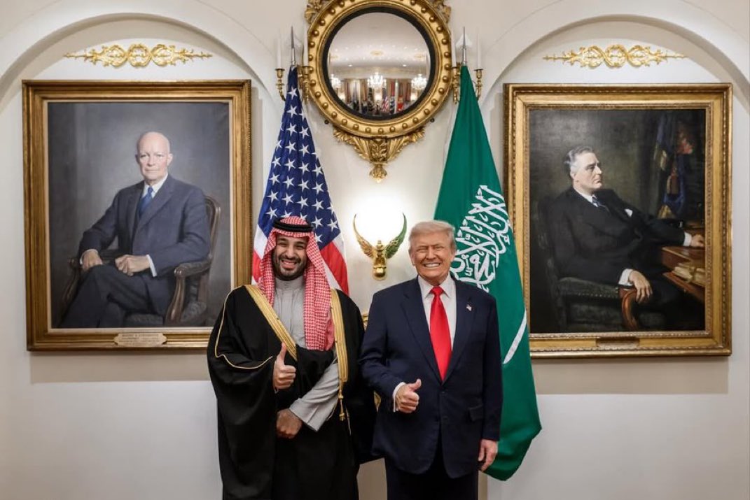 HRHMBNSALMAAN's tweet photo. سيدي #ولي_العهد الأمير #محمد_بن_سلمان وفخامة الرئيس دونالد #ترامب في البيت الأبيض
🇸🇦👍🏻🇺🇸

#محمد_بن_سلمان_في_واشنطن #MBSINUSA https://t.co/23EvnWrBkK