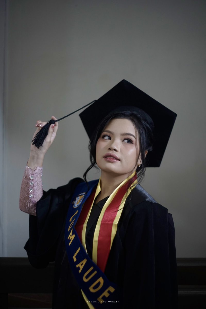 chimong__'s tweet photo. “Just look at the degree on that chick” https://t.co/VqH4Mupxb3