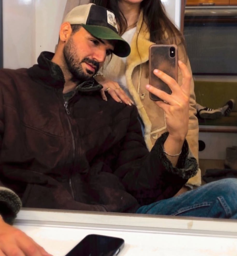 Mahak906_'s tweet image. Omg look who drove the girls home last night 👀🚗✨
How did he even get into the movie and why did no one announce it?? 😭🔥

And he’s wearing the same bracelet as Rojbin…
just sitting on set waiting there like?? 😳🤯
What is even happening??

#DramaMode #WhatIsGoingOn…