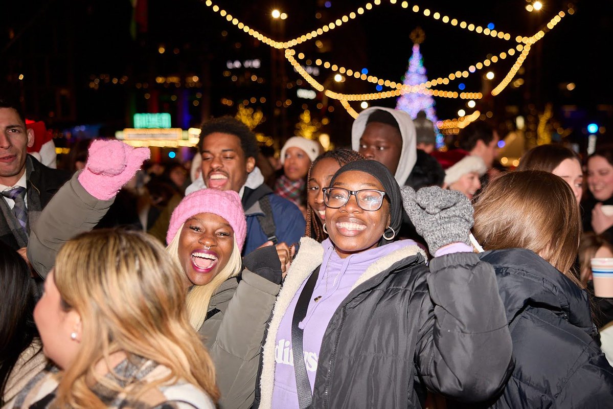 TheWharfDC's tweet image. Unlock your holiday era at #TheWharfDC 🔓❤️

The Holiday Boat Parade and Party returns on Saturday, Dec 6! Warm up with hot toddies, dance to live music, sing holiday karaoke, see the festive boats, and more.