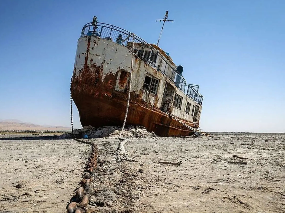 Sécheresse à #Oroumieh : un désastre annoncé !
Le lac est au bord de l’assèchement total, les barrages perdent jusqu’à 46 % de leurs réserves. Les experts alertent sur l’affaissement irréversible des sols, menaçant agriculture et stabilité des terres. L’Iran s’approche d’une