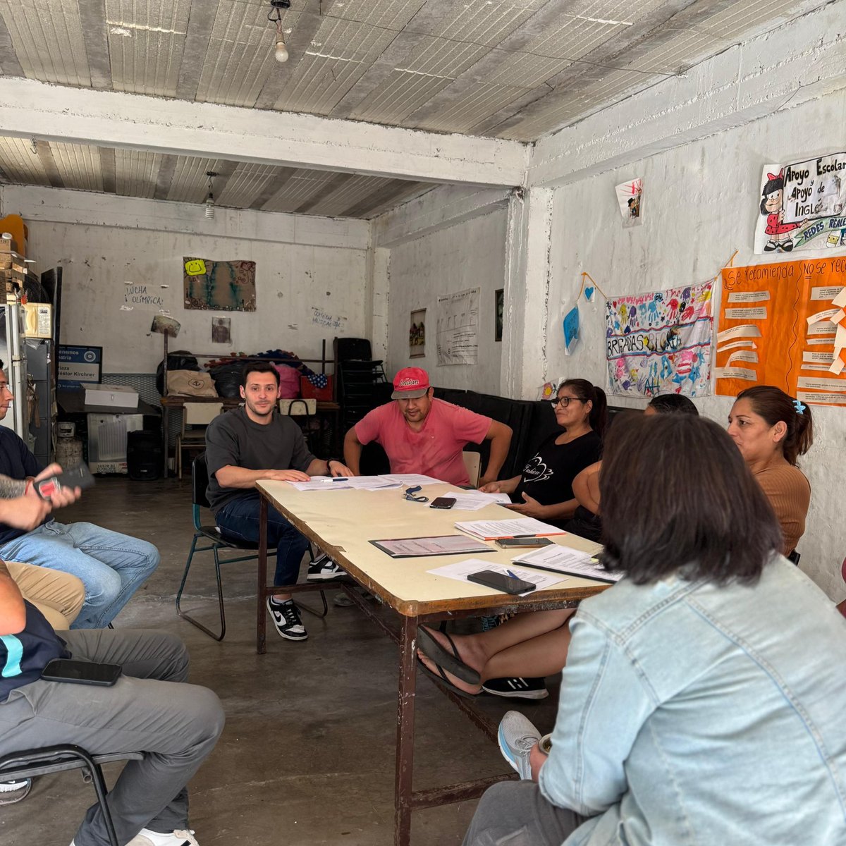 agustinrponti's tweet image. Hoy nos reunimos con la Junta Vecinal de La Carbonilla para avanzar en un paso fundamental: la confección del Código de Convivencia del barrio. Un trabajo hecho junto a los vecinos, escuchando cada necesidad y construyendo acuerdos que mejoren el día a día de quienes viven y…