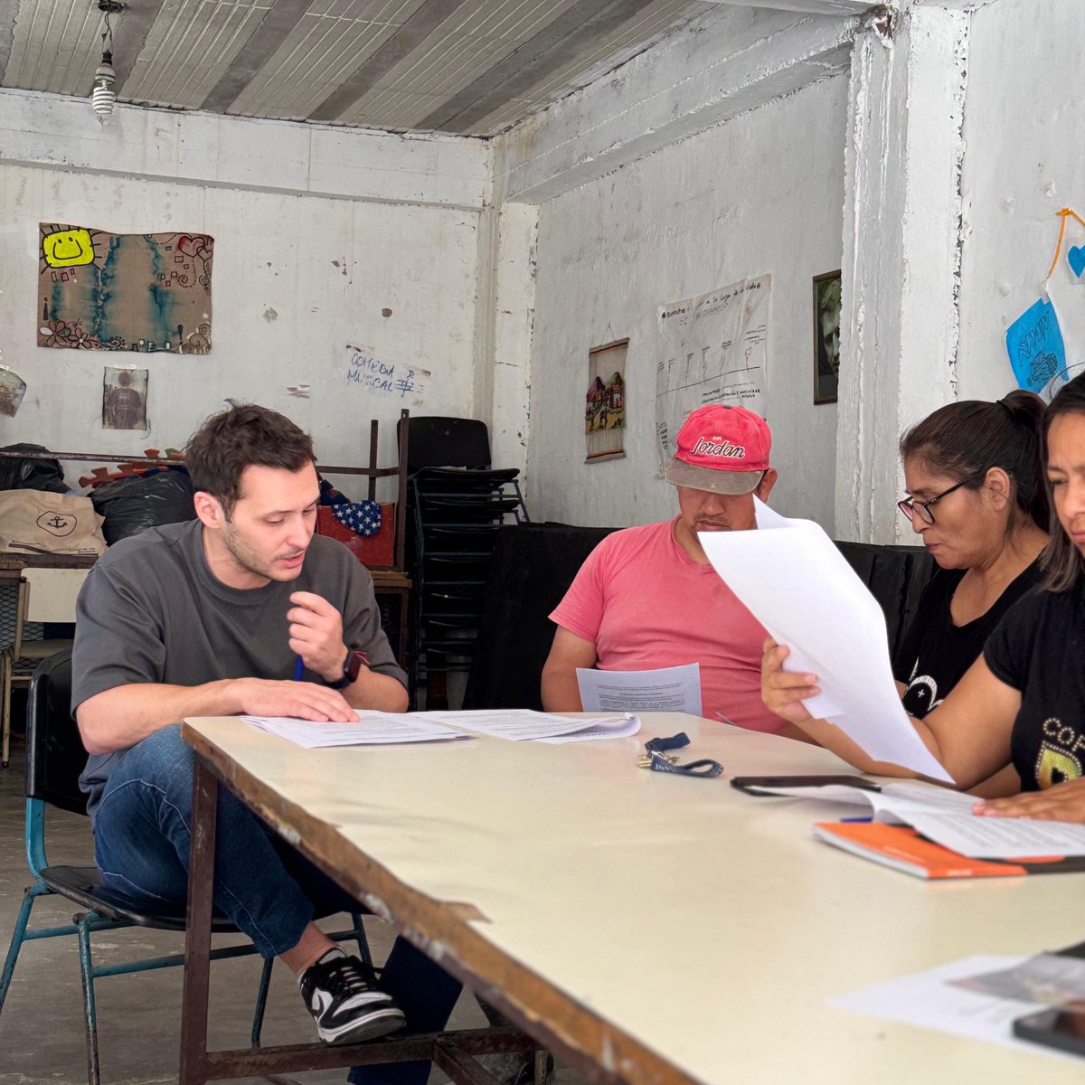 agustinrponti's tweet image. Hoy nos reunimos con la Junta Vecinal de La Carbonilla para avanzar en un paso fundamental: la confección del Código de Convivencia del barrio. Un trabajo hecho junto a los vecinos, escuchando cada necesidad y construyendo acuerdos que mejoren el día a día de quienes viven y…