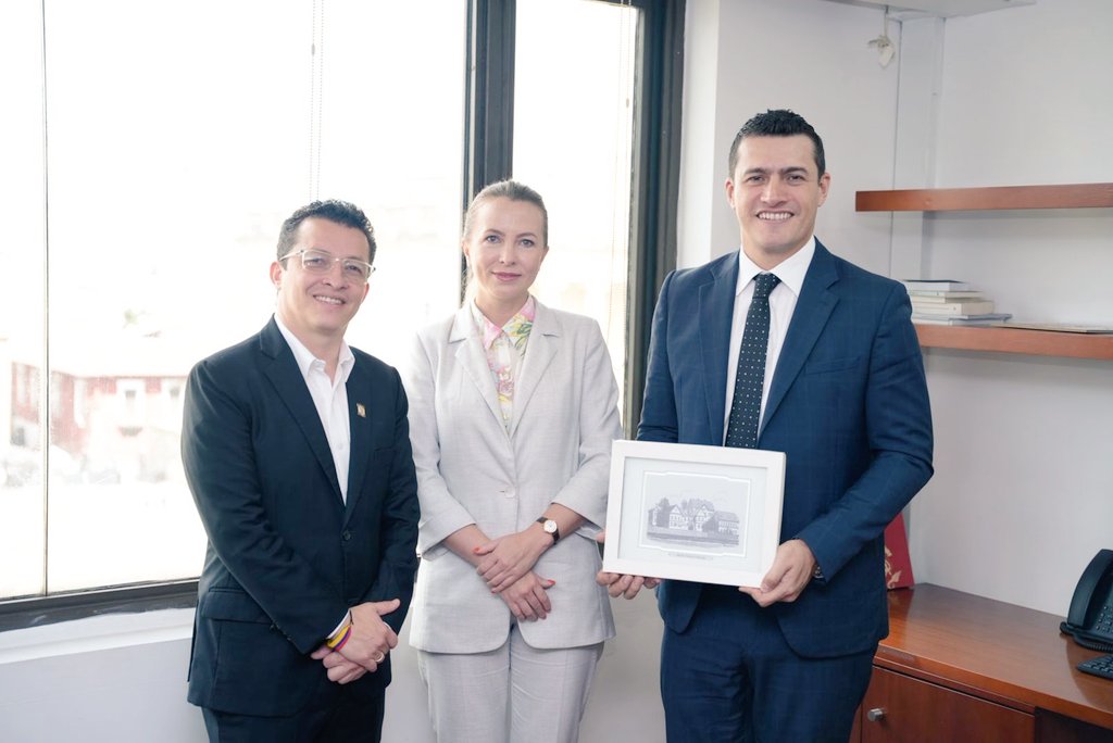 En esta ocasión recibimos la grata visita de la embajadora de Belarús <a href="/BelEmbColombia/">Embajada de Belarús en Colombia</a>, Ekaterina Smal. Desde el 18 de Diciembre de 2025 se ampliará la exención por mutuo acuerdo de visas entre los dos países. Becas para estudiantes Colombianos que hablen Ruso o Bielorruso.