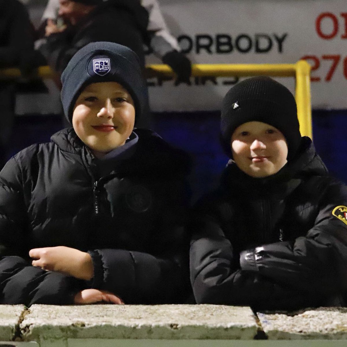radcliffeboro's tweet image. Braving the wet and the wind to back the Boro under the floodlights - thank you for your brilliant support 👏

#WeAreRadcliffe #UTB