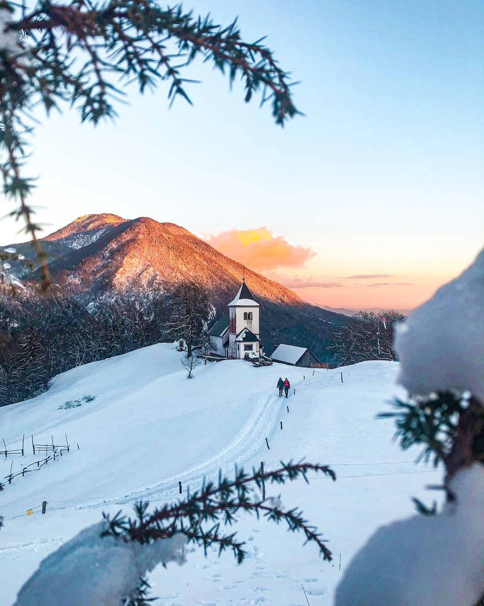 ExploringSlo's tweet image. The first snow of the season is here! High mountains received quite a bit of fresh snow as well, so be careful when planning a tour. Until it settles,hikes at low to mid elevations can be just as beautiful, like the hike to the church of Sv. Peter above Begunje. 📸 @visitradolca