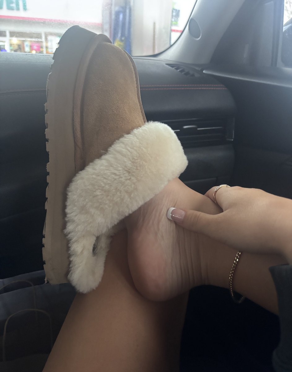 Post shopping now I gotta get ready for dinner with my sorority sisters 💋