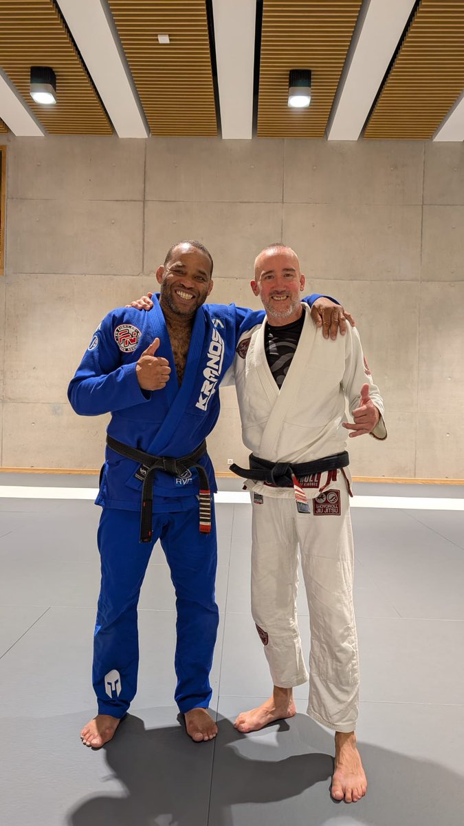 GRAZIE MILLE AL PROFESSOR @christophecornaz E  RAGAZZI DELLA OSPITALITÀ PER QUESTA BELLISSIMA SERATA DI ALLENAMENTO E ANCHE STATO UNA GRANDE SERATA DI ALLENAMENTO E GRADUAZIONE PER MIEI DUE ALIEVI YAN  E CRISTIAN  COMPLIMENTI A TUTTI OSS!!!!