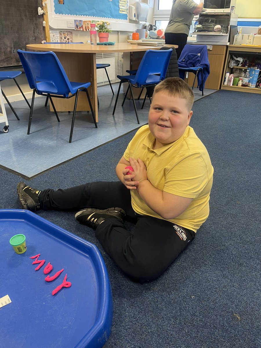 mpsrainbowroom's tweet photo. Using play doh to make our phoneme words…the smiles say it all 🥰💙💛. https://t.co/zliA0B7uqm