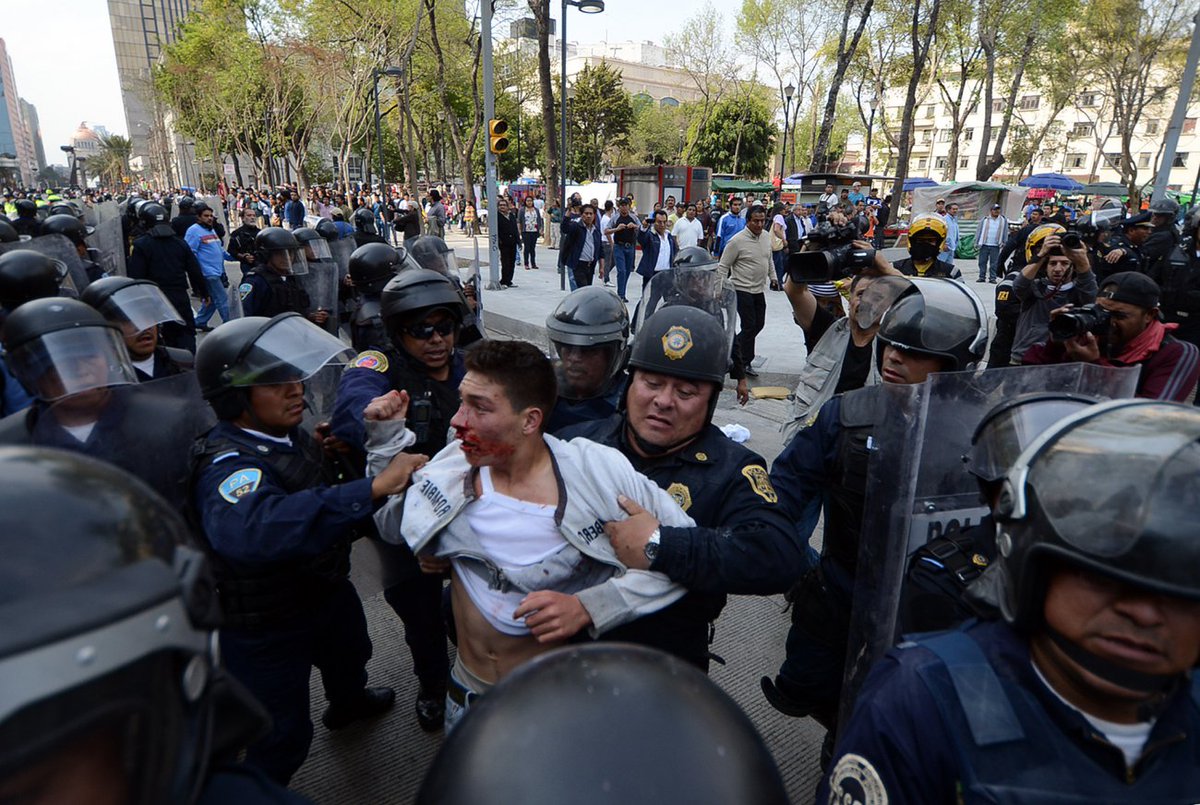 AlfredoLecona's tweet photo. El 1 de diciembre de 2012, la policía de @m_ebrard mandó al reclusorio a 14 jóvenes por «Ataques a la Paz Pública».
El 8 y 20 de noviembre de 2014, la policía de @ManceraMiguelMX mandó a 26 jóvenes a la PGR de @EPN en las protestas por Ayotzinapa por delitos contra la salud.
La policía asesina y desaparecedora de @ClaraBrugadaM y @Claudiashein mandó al penal a 18 personas y hay acusaciones de homicidio.
En todas, transeúntes ajenos a las marchas. No solo son las herederas, son lo peor que le ha pasado al país y a la ciudad, desde 1971.