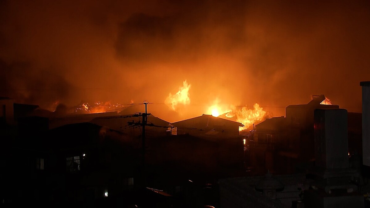 livedoornews's tweet image. 【発生】大分市で大規模火災、住宅170棟以上燃え山にも延焼か
news.livedoor.com/lite/article_d…

現場付近の住民とみられる70代の男性1人と連絡が取れなくなっているという。きょう19日午前6時現在も鎮火には至っておらず、大分県は自衛隊に災害派遣を要請する方向で調整を進めている。