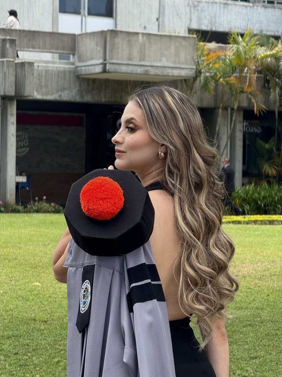 funsizeandy's tweet image. Para ustedes? Licenciada