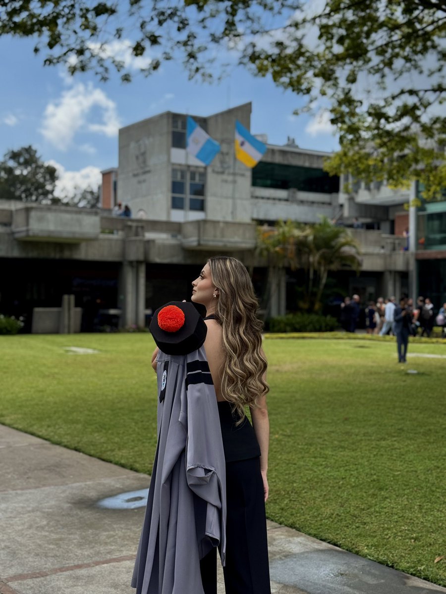 funsizeandy's tweet image. Para ustedes? Licenciada