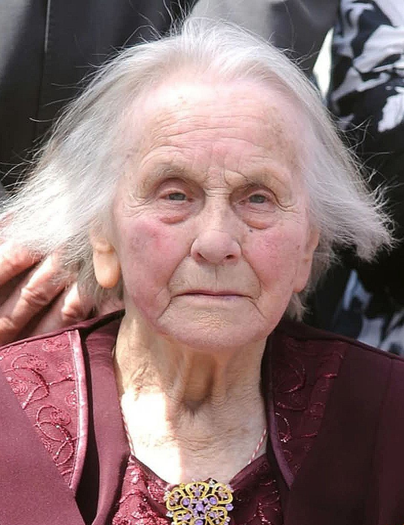 Niewiasta głębokiej wiary,pokory
i mądrości życiowej.
Dała 🇵🇱 i światu wielkiego świętego.
Towarzyszyła synowi w słynnych
Mszach za Ojczyznę.
W pełnej ufności Bogu zniosła
najcięższy krzyż-
śmierć ukochanego syna.
Matka ks.Jerzego.
19 XI 2013 odeszła do Pana
MARIANNA POPIEŁUSZKO.