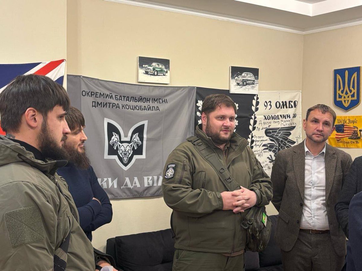 CaucasusLC's tweet image. 🇺🇦In the Verkhovna Rada, Ukrainian MPs met with representatives of three leading Chechen military units fighting alongside Ukraine:

• Abdul-Hakim (Armed Forces of ChRI)
• Said (Sheikh Mansur Battalion)
• Asad (Dzhokhar Dudayev Battalion)

Key topics:

— Legal guarantees &amp;amp;…