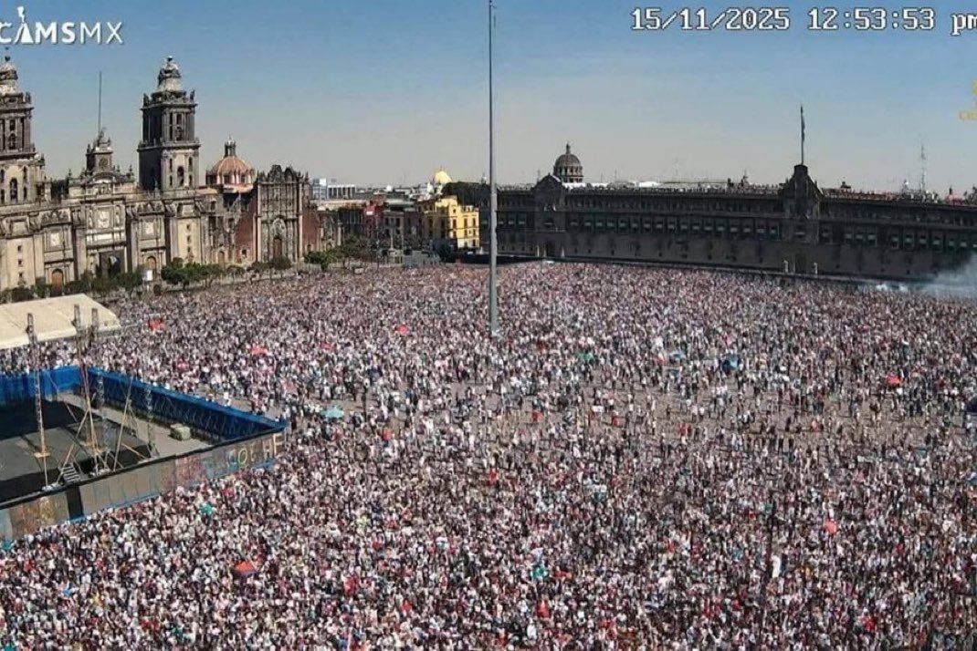CarlosVZenteno's tweet photo. Esta imagen es FALSA.

Había vallas de contención a unos metros frente a la catedral. Ahora, casualmente han desaparecido. https://t.co/moqi17ekqM