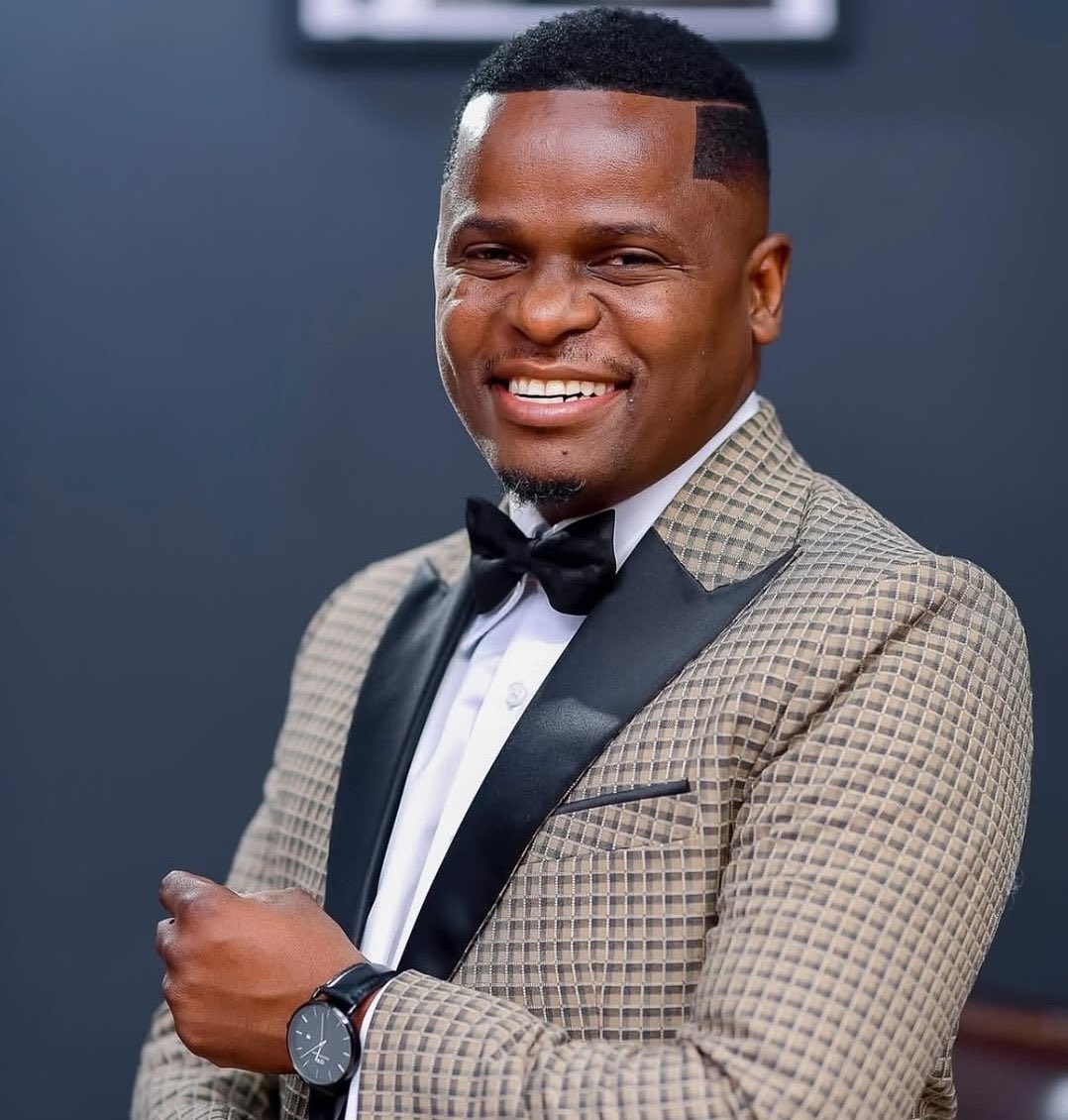 Menneja's tweet photo. Kwa majonzi makuu, natoa pole kwa ndugu na marafiki kufuatia kifo cha Emmanuel Mathias #MCPilipili
Tumepoteza MC &amp; mchekeshaji mahiri ambaye aligusa maisha ya wengi kupitia kipaji chake, na moyo wake wa kujitoa kwa jamii.

Asante kwa Mwanga uliotuachia, lala kwa amani #Pilipili https://t.co/q9j3CS5zvl