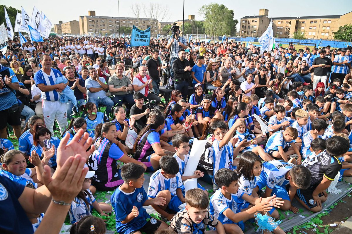 En Ensenada, junto a <a href="/Kicillofok/">Axel Kicillof</a>, <a href="/MarioSeccoOK/">Mario Secco</a> y Maximiliano Pared, presidente del Club Belgrano, inauguramos las nuevas canchas y la sede de la institución.

Gracias a este flamante complejo los chicos del club y las familias del barrio van a tener mejores condiciones para