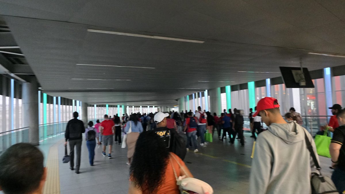 EcoPanamaTV's tweet photo. #EsNoticia 🔴 A esta hora así se encuentra el intercambiador de Línea 1 y 2 del @elmetrodepanama previo al partido entre Panamá y El Salvador.

📷 @Calderon_Albis https://t.co/cmXAr5CqjS