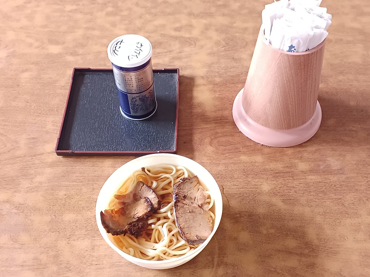 Hiroshi1970Cat's tweet image. ☀️🙋‍♀️❗おはよう笹かま🍜自販機ひろし🌞今日は定休日💤　寒くなるから風邪ひかないようにネ。👋また明日‥

#ねこ宇宙 #看板ねこ #まねきねこ #笹かま猫 #ねこのいる整体サロン