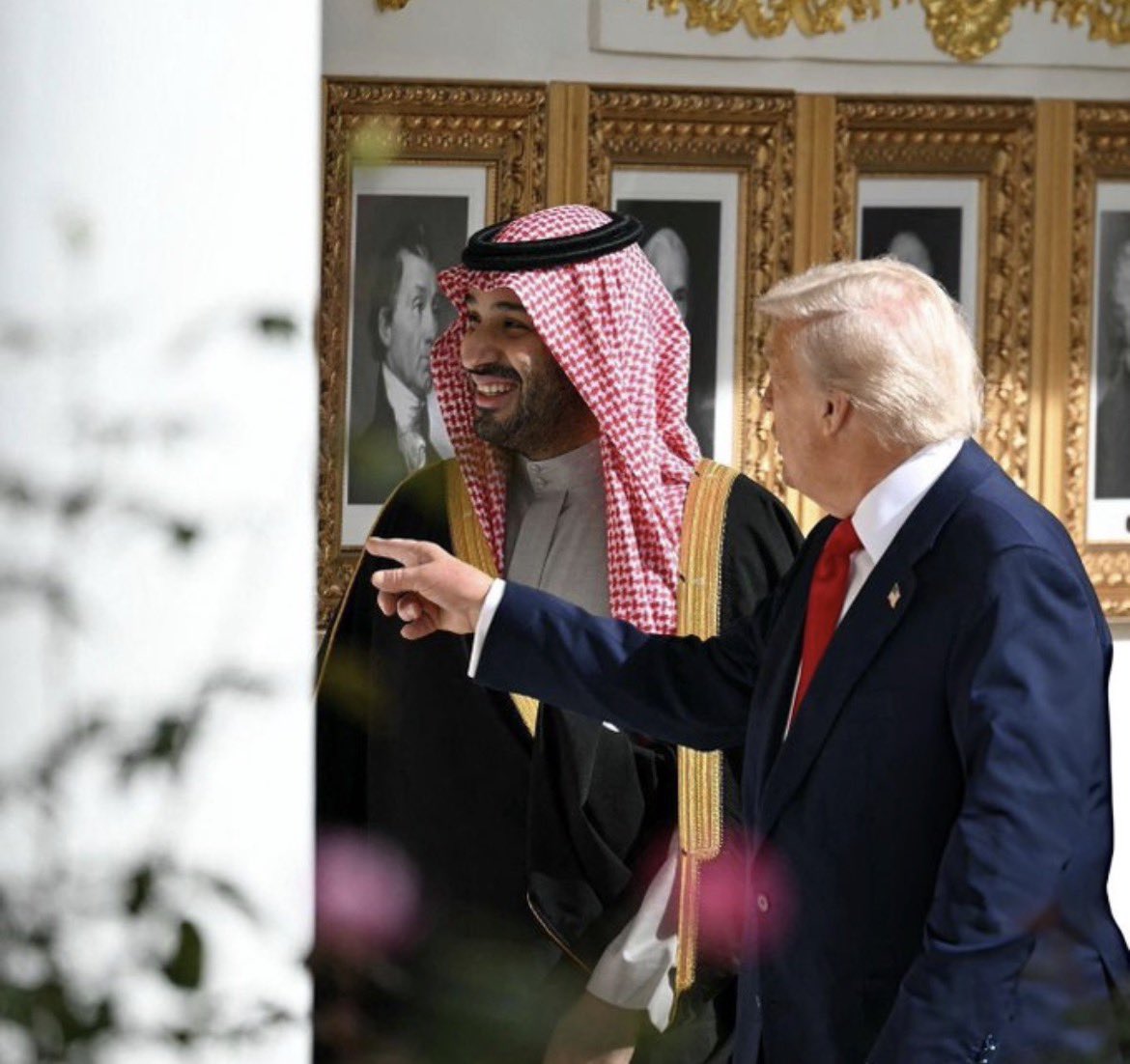 ابتسم. ي ولي العهد والله معاك 
يازعيم السياسه والدّها  والفخر 

قايد الشرق الأوسط. جعل بقعا فداك
جعل بقعا فدا حضرت طويل. العمر 

ياترمب  احتزم. جاك. ابن سلمان جاك 
جاك رمز الشجاعه. والدّها.   والسطر 
             مربح السالمي