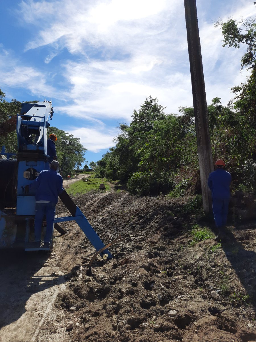 RobertoPrezMor3's tweet image. Logramos el restablecimiento del cable de fibra óptica de la radio base de la comunidad de Jarahueca en el municipio de Songo la Maya, la cual fue muy afectada por las inundaciones. 
#EtecsaConCuba 
#UnidosXCuba