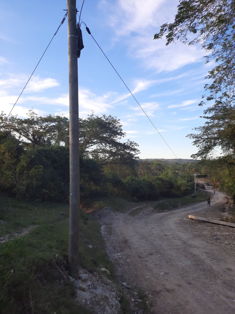 RobertoPrezMor3's tweet image. Logramos el restablecimiento del cable de fibra óptica de la radio base de la comunidad de Jarahueca en el municipio de Songo la Maya, la cual fue muy afectada por las inundaciones. 
#EtecsaConCuba 
#UnidosXCuba