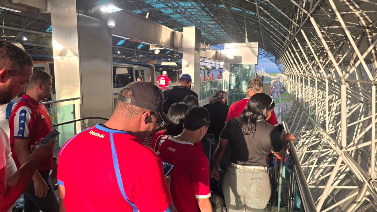 EcoPanamaTV's tweet photo. #EsNoticia 🔴 Marea Roja en el @elmetrodepanama. Panameños se movilizan a apoyar a la Sele.

📷 @Calderon_Albis https://t.co/YNa3XMubav
