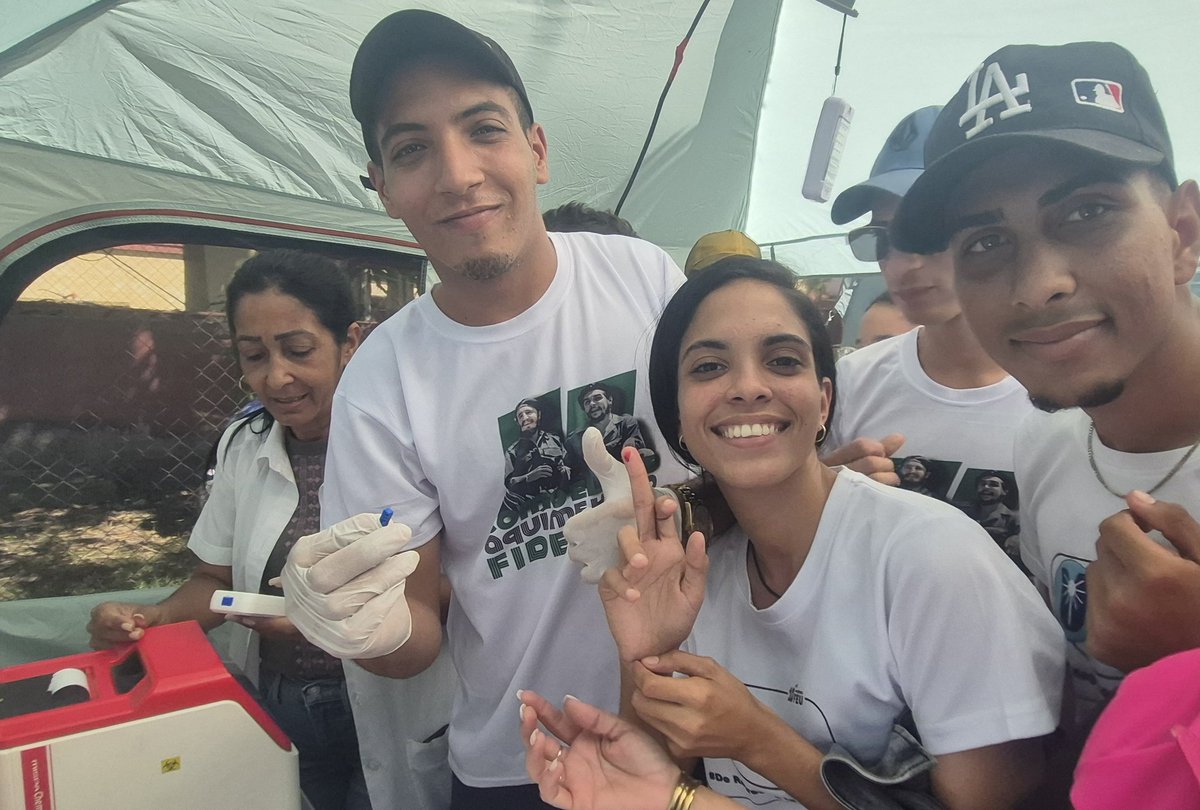 🌍 Estudiantes visitan el Hospital de Campaña en Río Cauto 🏥

Un grupo de estudiantes participó en un intercambio con el personal médico del hospital donado por India, aprendiendo sobre su funcionamiento y la atención de salud en la región.

#HospitalDeCampaña #RíoCauto #Salud