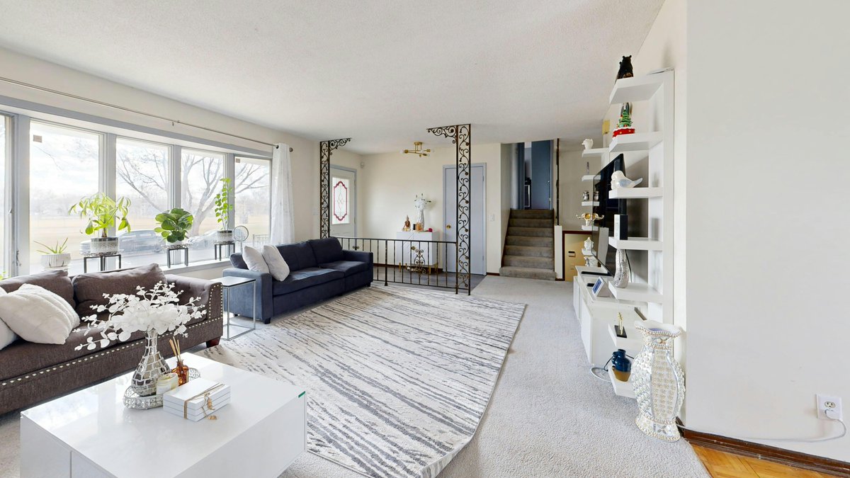 fuzzybeedecor1's tweet image. Love the metal railings to define entryway space and the placement of plants in the bay windows. 🐝🐝

fuzzybeedecor.com

#interiors #entry #plants #homedecor #decor #mystyle #accents #roomaccents #accentdecor