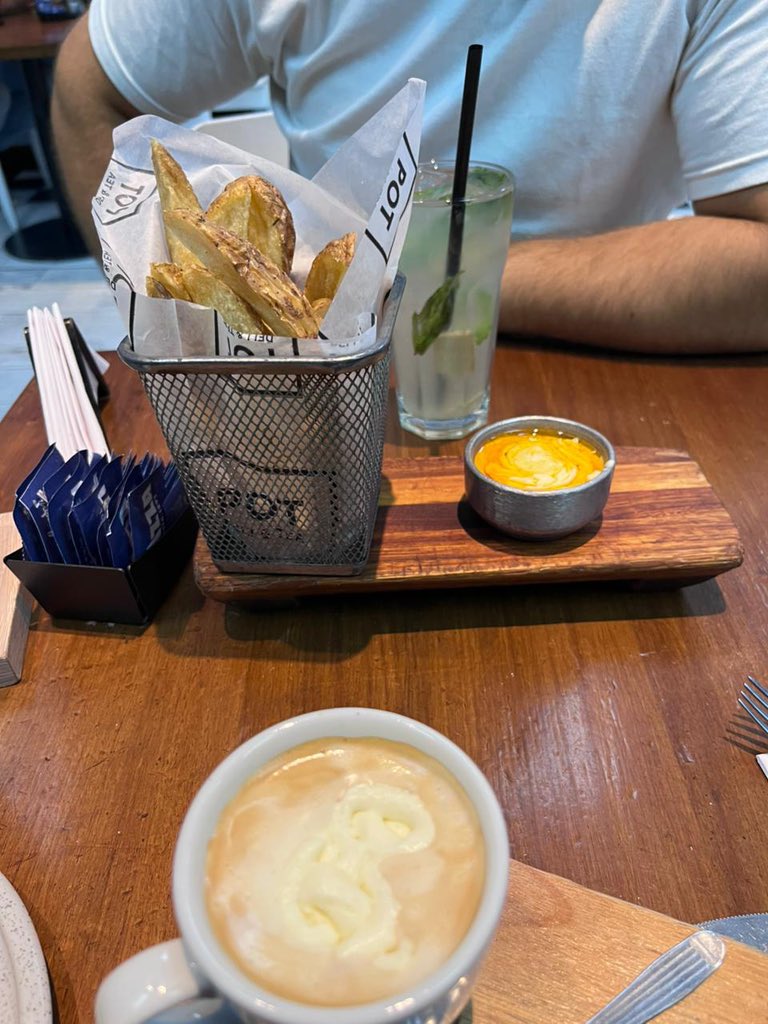 le dije que me acompañe a tomar un cafecito para SOPORTAR la dieta y se pidio UNAS PAPAS BRAVAS me mwtwria aca mismo