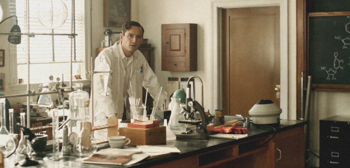 Jessthesohodo11's tweet image. Me at work, If anyone care. 

(My nerdy Lab Tec brain also zoomed on the glassware on the table and the old School microscope)