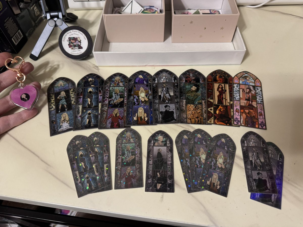 shinybugedition's tweet image. my order from @Willow_Reads came in yesterday &amp;amp; i’m so obsessed!!! AND THE FREEBIE KEYCHAIN?!?! double sided lover live from paris heart vinyl you’re kidddinggggg me!!! the most perfect keychain 🩷🩵 TYSM! 🫶🥰