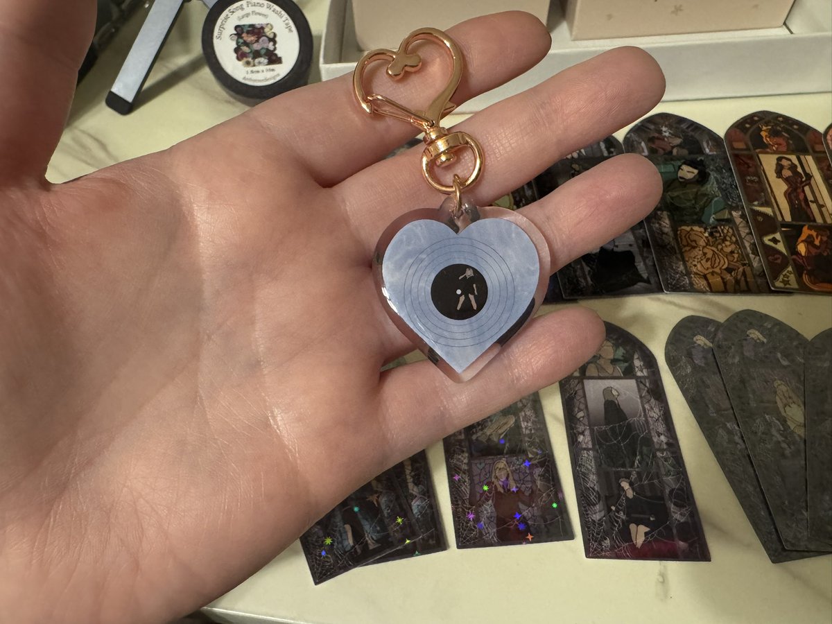 shinybugedition's tweet image. my order from @Willow_Reads came in yesterday &amp;amp; i’m so obsessed!!! AND THE FREEBIE KEYCHAIN?!?! double sided lover live from paris heart vinyl you’re kidddinggggg me!!! the most perfect keychain 🩷🩵 TYSM! 🫶🥰