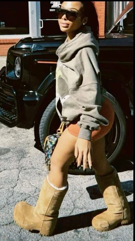 layxsnv's tweet image. I love when yall wear them SpongeBob Boots ngl! 🤩🤩 they so TEA 🫖