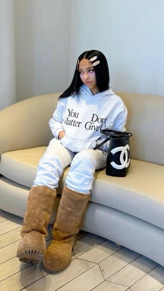 layxsnv's tweet image. I love when yall wear them SpongeBob Boots ngl! 🤩🤩 they so TEA 🫖