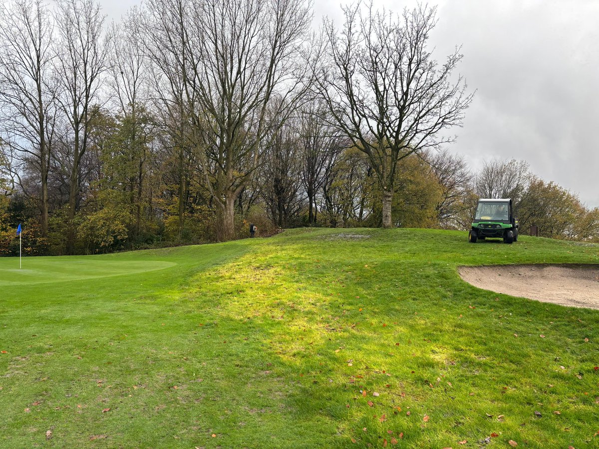 PrestwichGC's tweet image. We may be suffering with the weather but the teams out removing leaves all over the course this week! #PGC