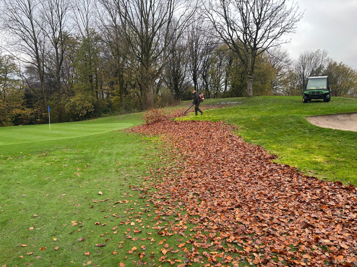 PrestwichGC's tweet image. We may be suffering with the weather but the teams out removing leaves all over the course this week! #PGC