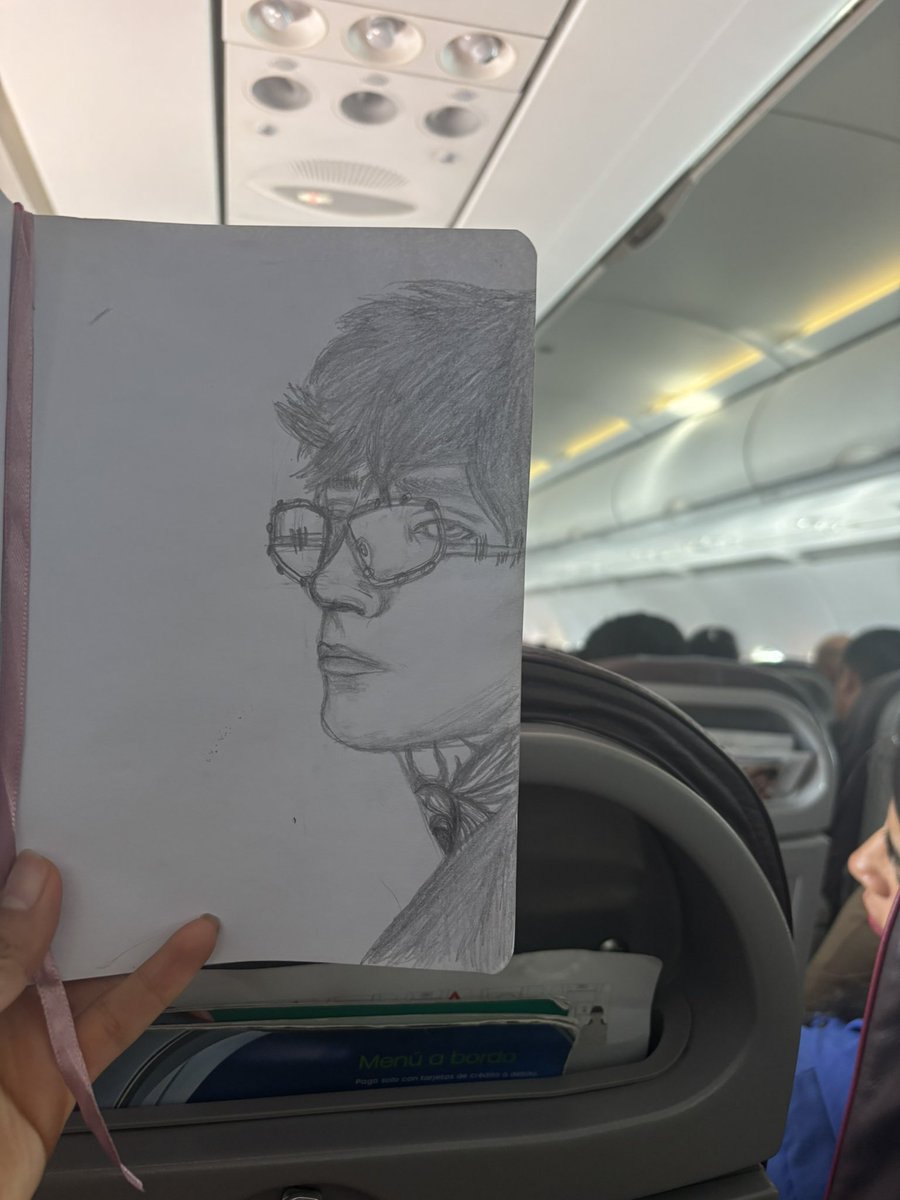 Durante mi vuelo me puse a dibujar a <a href="/xCryboy/">Cry</a> modelo ☺️☺️☺️ y me preguntaron quién era ese chico tan guapo ☺️ les pasé su insta para que lo siguieran las chicas que iban al lado mío.