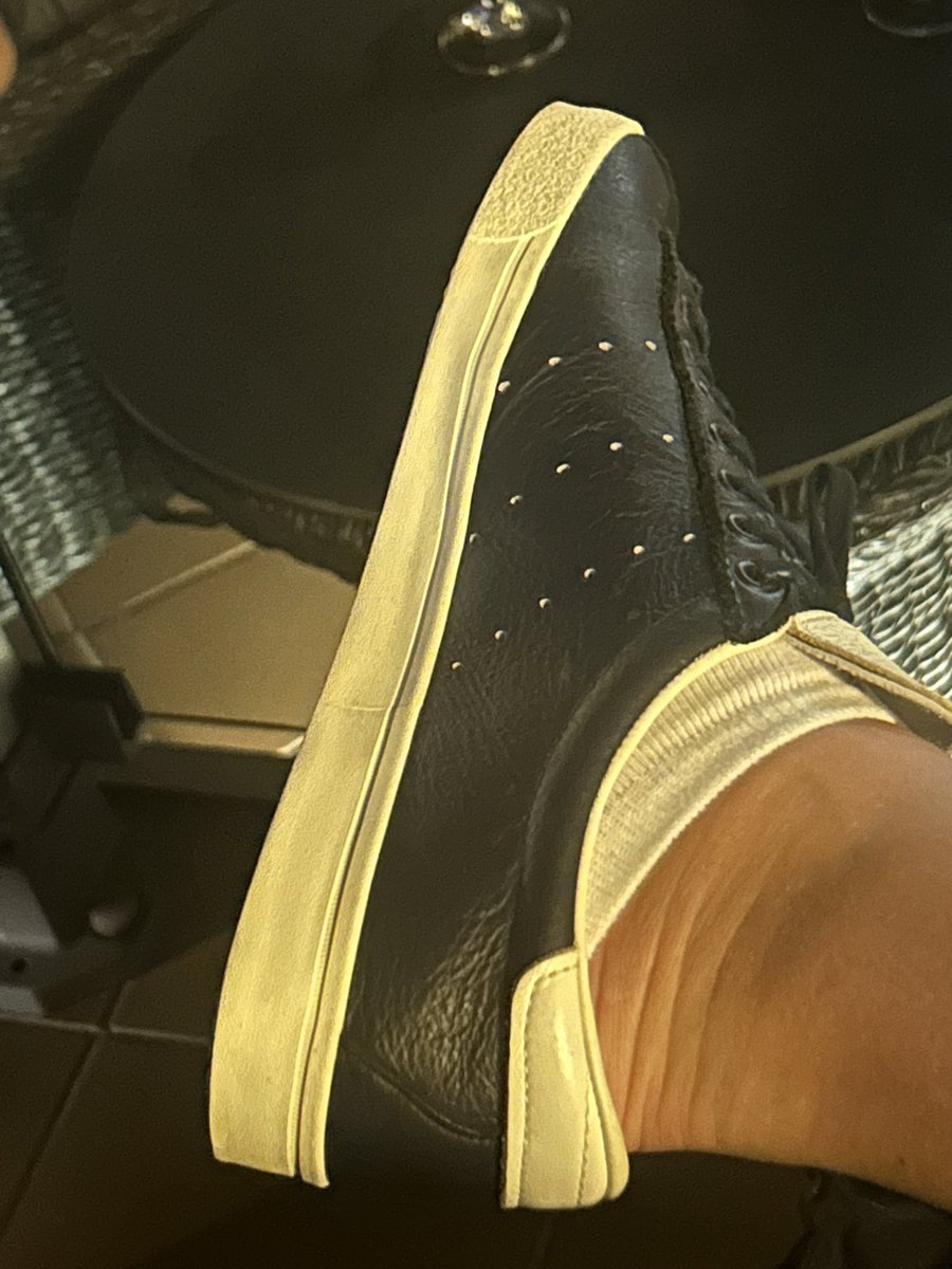 Tonight’s wearers #holidaytrabs

Adidas Lacombe 🔥🔥