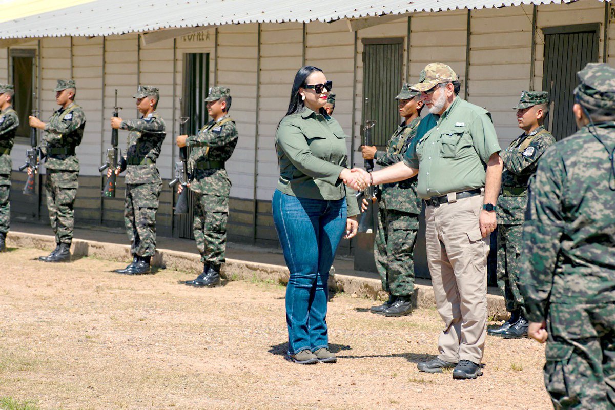 📡 La Secretaria de la Presidencia, Sarahí Cerna, el subsecretario de Defensa Nacional, Orlando Garner, y el Jefe del Estado Mayor Conjunto, Roosevelt Hernández, supervisaron el prototipo del primer radar de vigilancia aérea desarrollado por ingenieros de la Universidad de