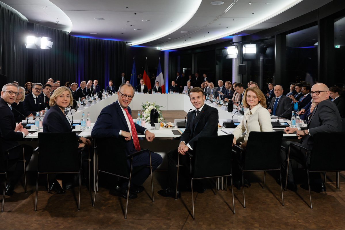 EmmanuelMacron's tweet image. In Berlin arbeiten wir gemeinsam mit Bundeskanzler Merz sowie mit deutschen und französischen Innovatoren ganz konkret daran, ein Europa der digitalen Souveränität aufzubauen – ein Europa, das wettbewerbsfähig ist und unsere Bürger schützt.
 
Ja, Europa hat alle Voraussetzungen,…